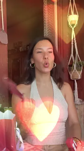A post by @klaskalica on TikTok caption: malo drugaciji format ovdje di unboxamo paketice i brbljamooo