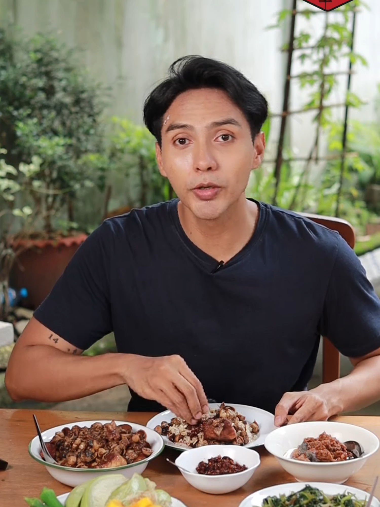 A post by @heinnthit14 on TikTok caption: မြေအိုးနဲ့ချက်တဲ့ ရာသီစာ ဝက်သားအင်ဥချက် Clay pot cooked Pork Curry with Earthstar Mushroom