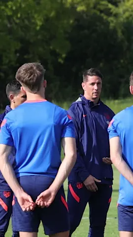 A post by @atleticodemadrid on TikTok caption: @fernandotorres about @pablobarrios 🥹 #FernandoTorres #Torres #AtleticoDeMadrid #Renewal #2027 #Interview #FootballTikTok #Barrios #Coach