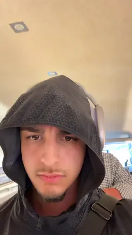 A post by @fugu_fps on TikTok caption: Je l’ai emmené en Chine il a dormir 80% du voyage voilà comme ça vous savez. 
