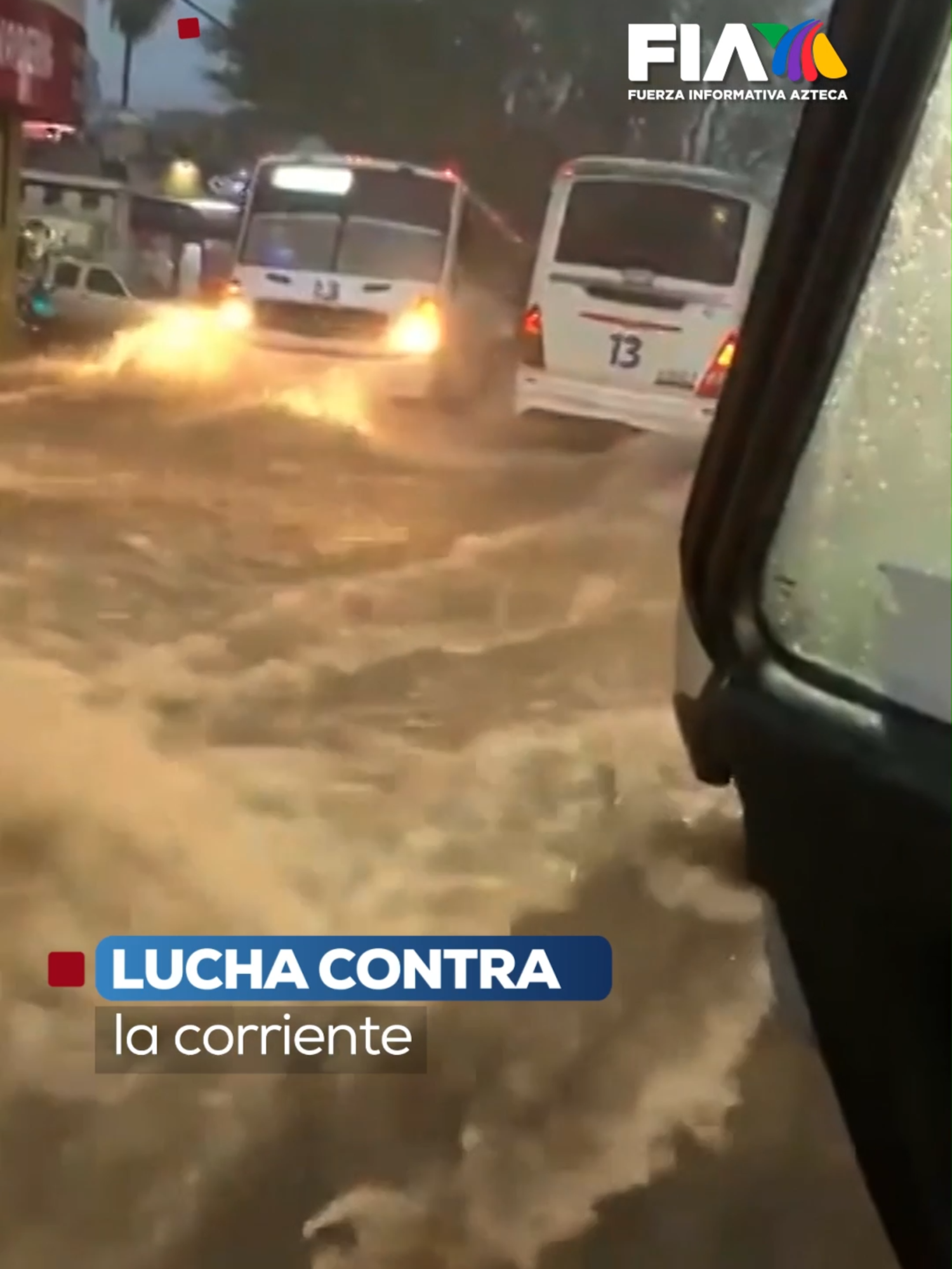 A post by @aztecanoticias on TikTok caption: Las fuertes lluvias en Cuernavaca, Morelos, han dejado graves daños. Dos autobusesfueron arrastrados por la corriente y una mujer luchó por no ser jalada con su moto. Ríos como Chulavista rozan el desborde. 🌧️ La información en #PrimeraLínea #AztecaNoticias #FIA #Noticias #News #Lluvias #Inundaciones #LluviasMorelos