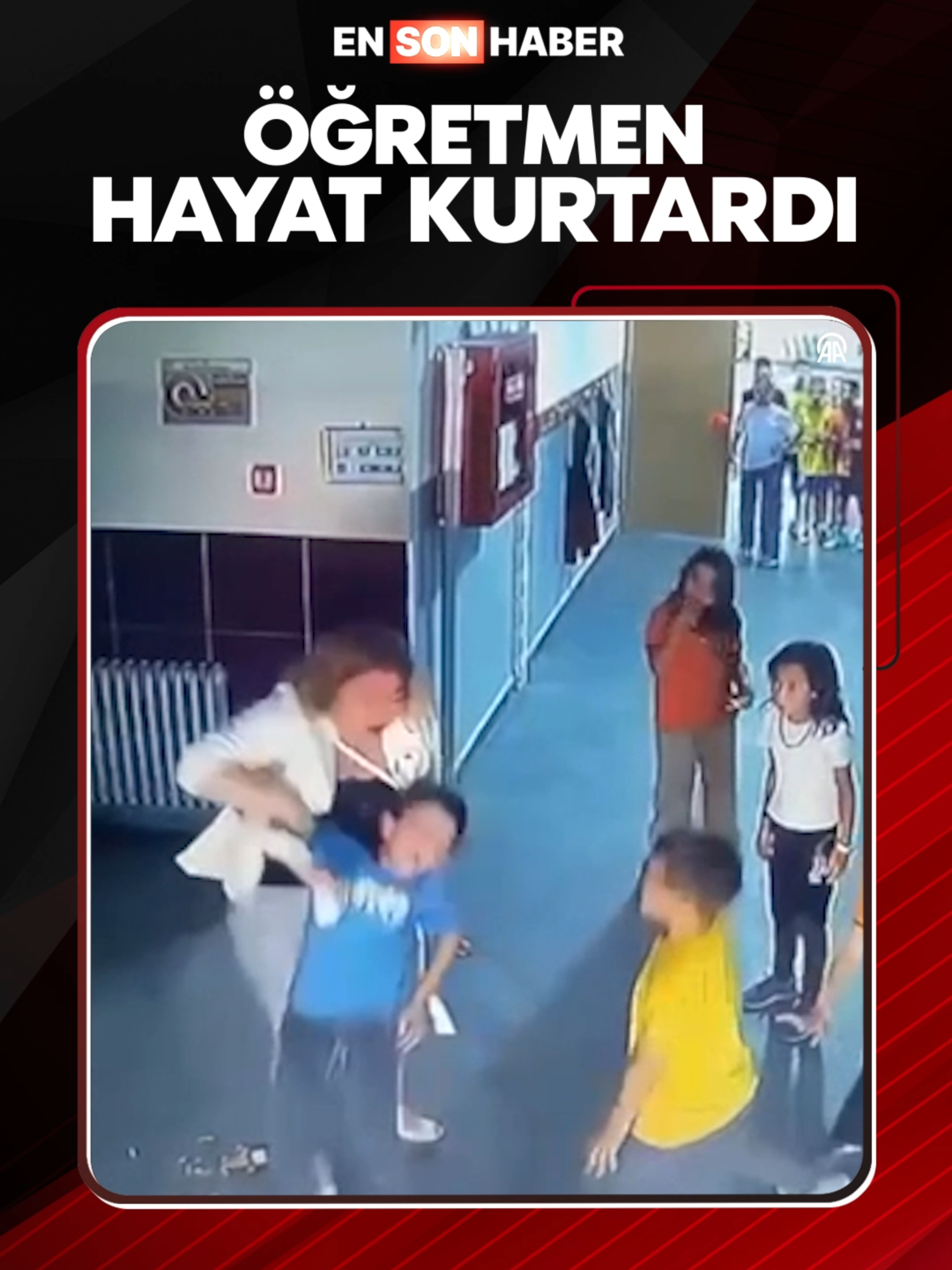 A post by @ensonhaber on TikTok caption: Uşak'ta nefes borusuna kraker kaçan ilkokul öğrencisi, öğretmenin heimlich manevrasıyla kurtuldu. #öğretmen #hayat #heimlich #öğrenci #okul