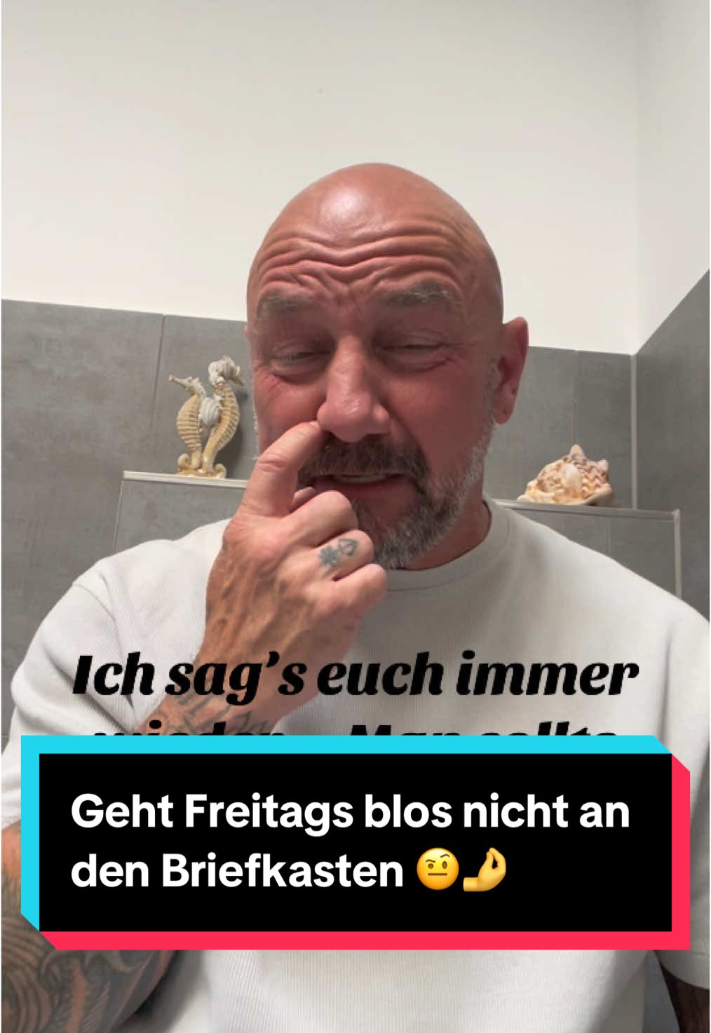 A post by @tattookrause on TikTok caption: Ich sag’s immer Wieder , wer Freitags an den Briefkasten geht , läuft Gefahr sich das Wochenende zu versauen 😳🤣 #ffür #fy #fyp #fypシ 