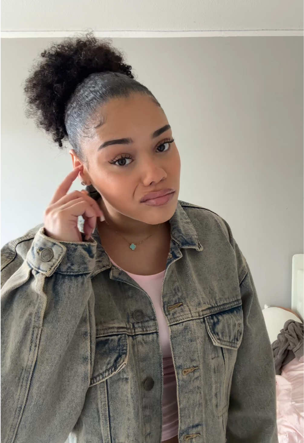 A post by @nyz.juliet06 on TikTok caption: meine nase ist nur so crusty trocken weil ich krank bin😔(spaß hab schnee gezogen) #fyp  