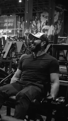 A post by @ponchodenigris on TikTok caption: #jalandofierro #ponchodenigris #gym 