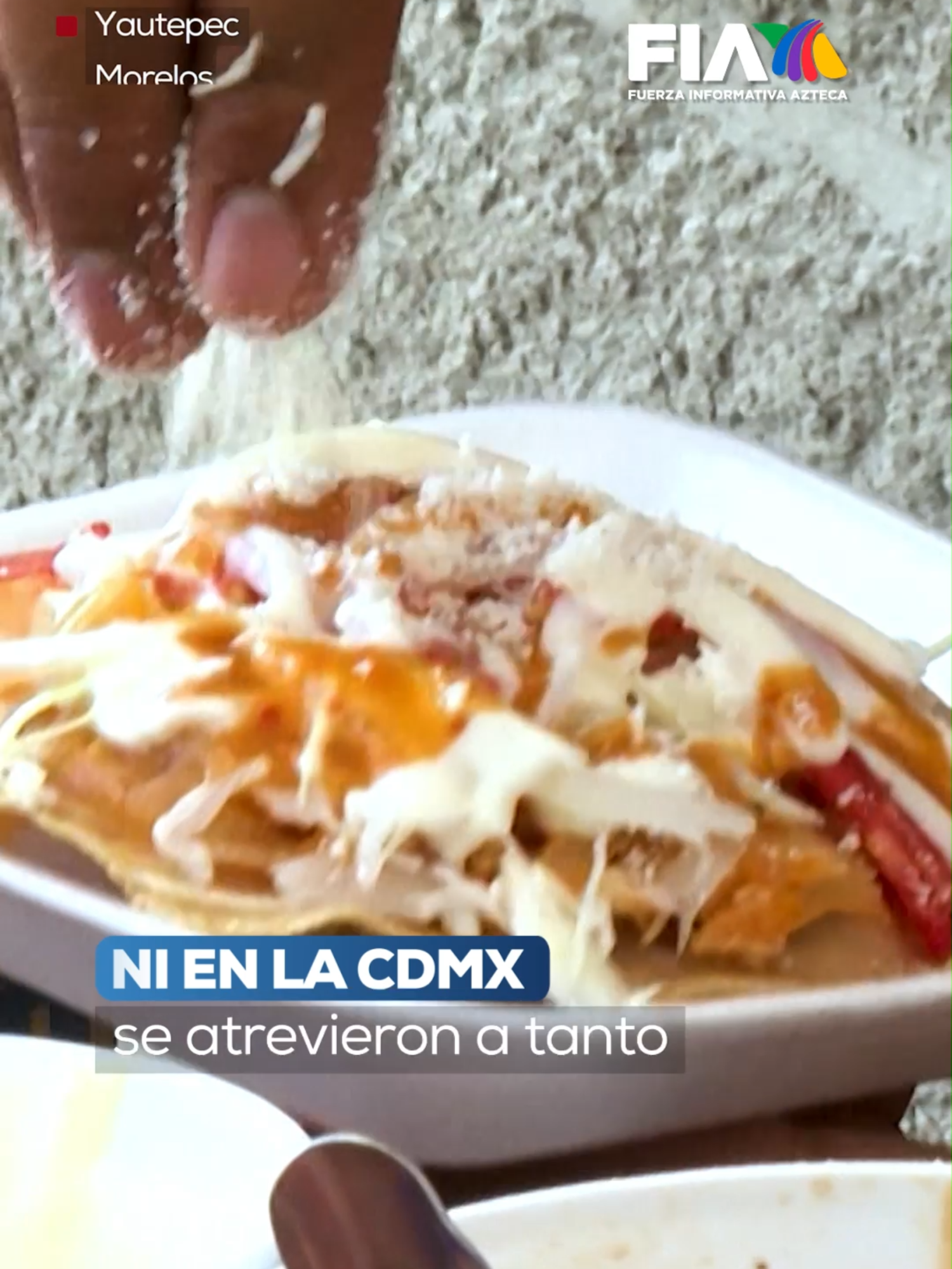 A post by @aztecanoticias on TikTok caption: 🌮🥖 ¡Ni la CDMX se atrevió a tanto! ¡Morelos prepara la torta de quesadilla! 🔥 Una bomba de sabor, crujiente y orgullosamente morelense. Lo que parece un puestito de dulces, es un rincón de tradición con más de 50 años de historia ¿Te atreves a probar esta fiesta de texturas? @rodrigofarreraa con la información en #LosRuizLara #AztecaNoticias #News #FIA #Noticias #Quesadillas #Tortas #TortasMorelos #TortaQuesadilla