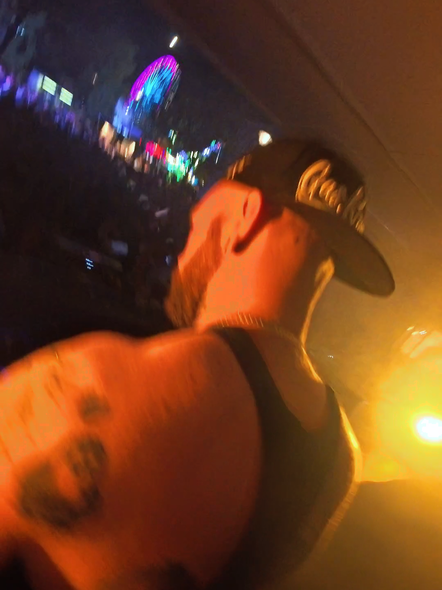 A post by @kopf_und_hoerer.official on TikTok caption: endlich Wochenende 🫶🏽#CapCut #techno #hardtechno #tekk #meloton #tekkno #kopfundhörer 