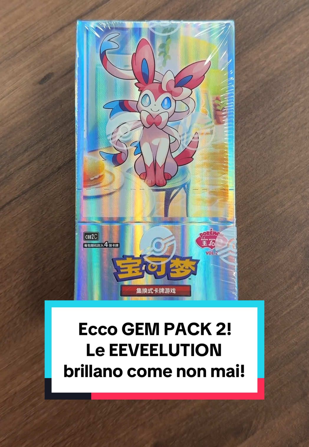 A post by @federic95ita on TikTok caption: Un’apertura speciale direttamente dalla Cina! Oggi apro il nuovissimo Gem Pack 2, una vera chicca per i fan di Eevee e delle sue evoluzioni.  In questo box ogni bustina è una sorpresa: 5 olografie diverse, ogni evoluzione di Eevee ha il suo momento per brillare! #federic95ita #federicstore #pokemon #CartePokemon #PokemonIta #pokemonscarlatto #pokemonvioletto #PokemonTCG #PokemonCards #PokemonCommunity #PokemonCollector #GottaCatchEmAll #PokemonTradingCardGame #TCGCommunity #PokemonCollection 