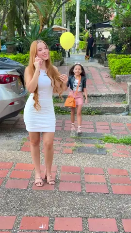 A post by @stepiane.clavin on TikTok caption: 👨‍👧‍👩‍🦳 Padre soltero conquista a una millonaria gracias al amor de su pequeña 🥰❤️