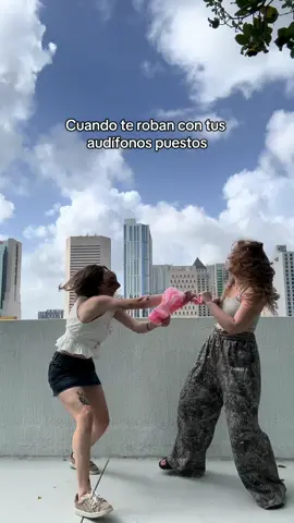 A post by @sondra_blust on TikTok caption: @Mujerdebuenapasta trató de atraparme 🤣