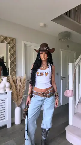 A post by @ on TikTok caption: Beyoncé with @Porsche Retail Group 🥹🐝🤠 #fyp #concerts #cowboycarter #outfit 