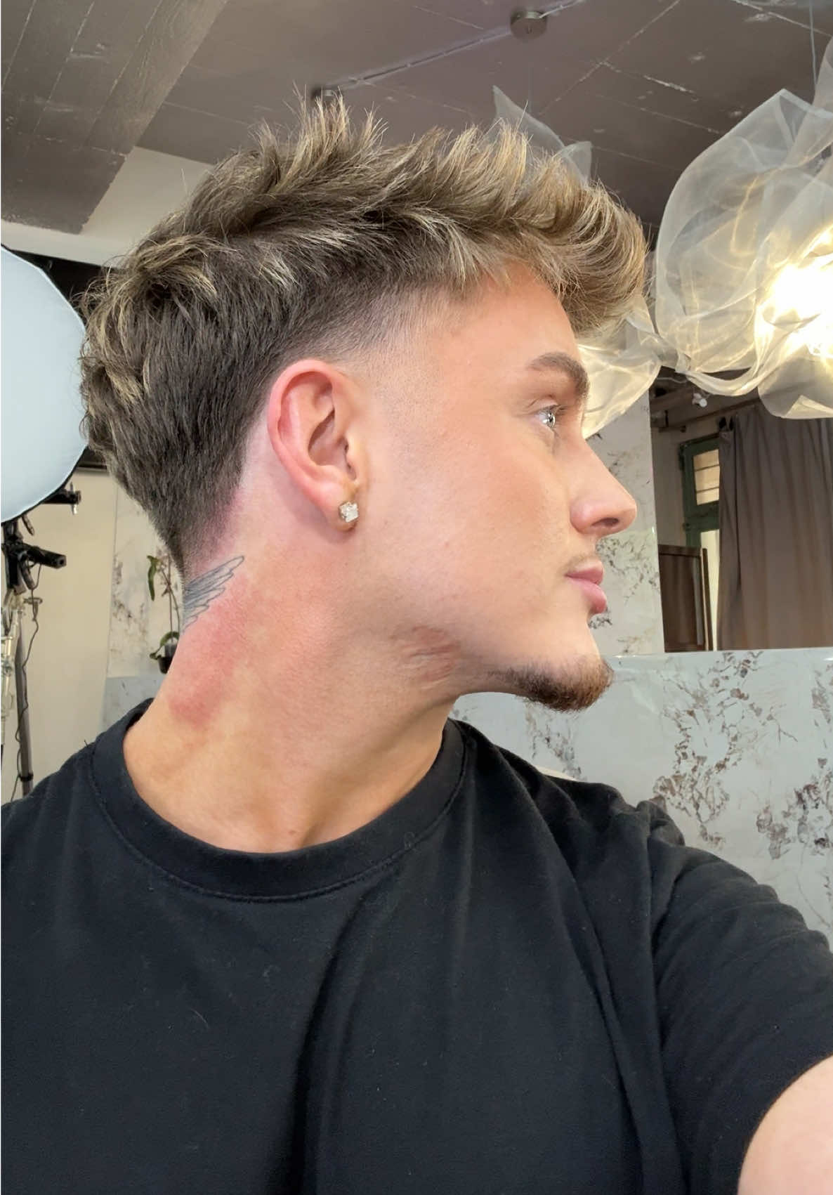 A post by @twenty4tim on TikTok caption: Habe mich heute getraut & mir blonde Strähnen machen lassen! 😳 Was sagt ihr? 🫶🏽 #blonde #newhair #haircut #viral 