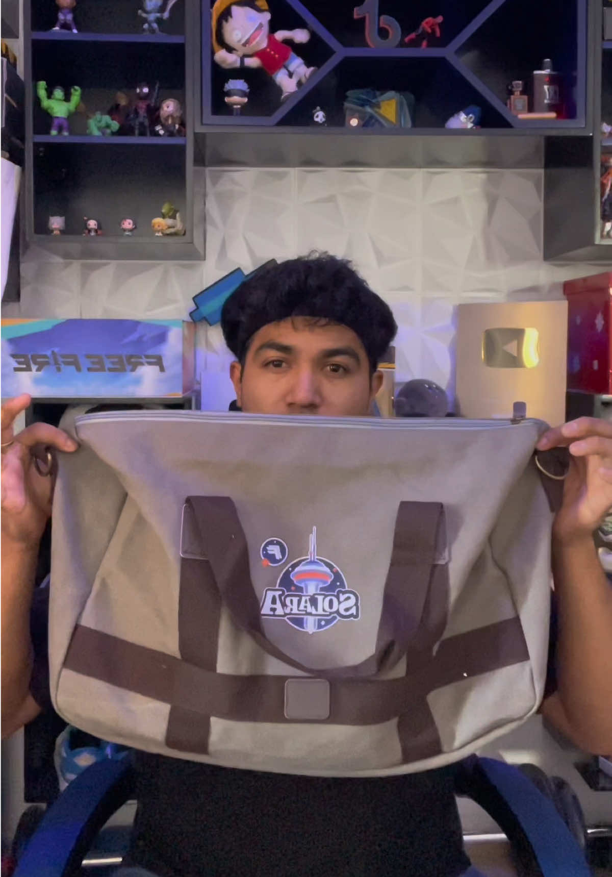 A post by @luffy_21__ on TikTok caption: Llegó Paquete De Mi Tío 😳 #freefire #GamingOnTikTok #solarush 