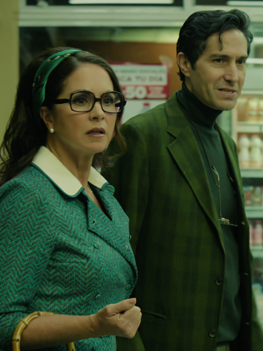 A post by @netflixlat on TikTok caption: Bienvenidos al futuro 😅 #NuestrosTiempos ya está disponible. #Lucero #BennyIbarra #ViajesEnElTiempo #CienciaFiccion #Humor #CineMexicano #PeliculasNetflix #fyp