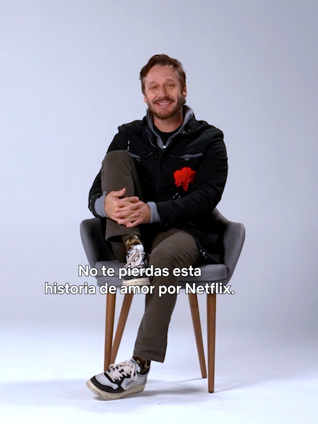 A post by @netflixlat on TikTok caption: Corazón delator cuenta la historia donde el amor y el destino se entrelazan de manera inesperada. Benjamín Vicuña protagoniza esta conmovedora película, ya disponible en Netflix 🫀✨ #CorazonDelator #BenjaminVicuña #PeliculasNetflix #CineArgentino #Pelicula #Romance #Amor #ParaTii