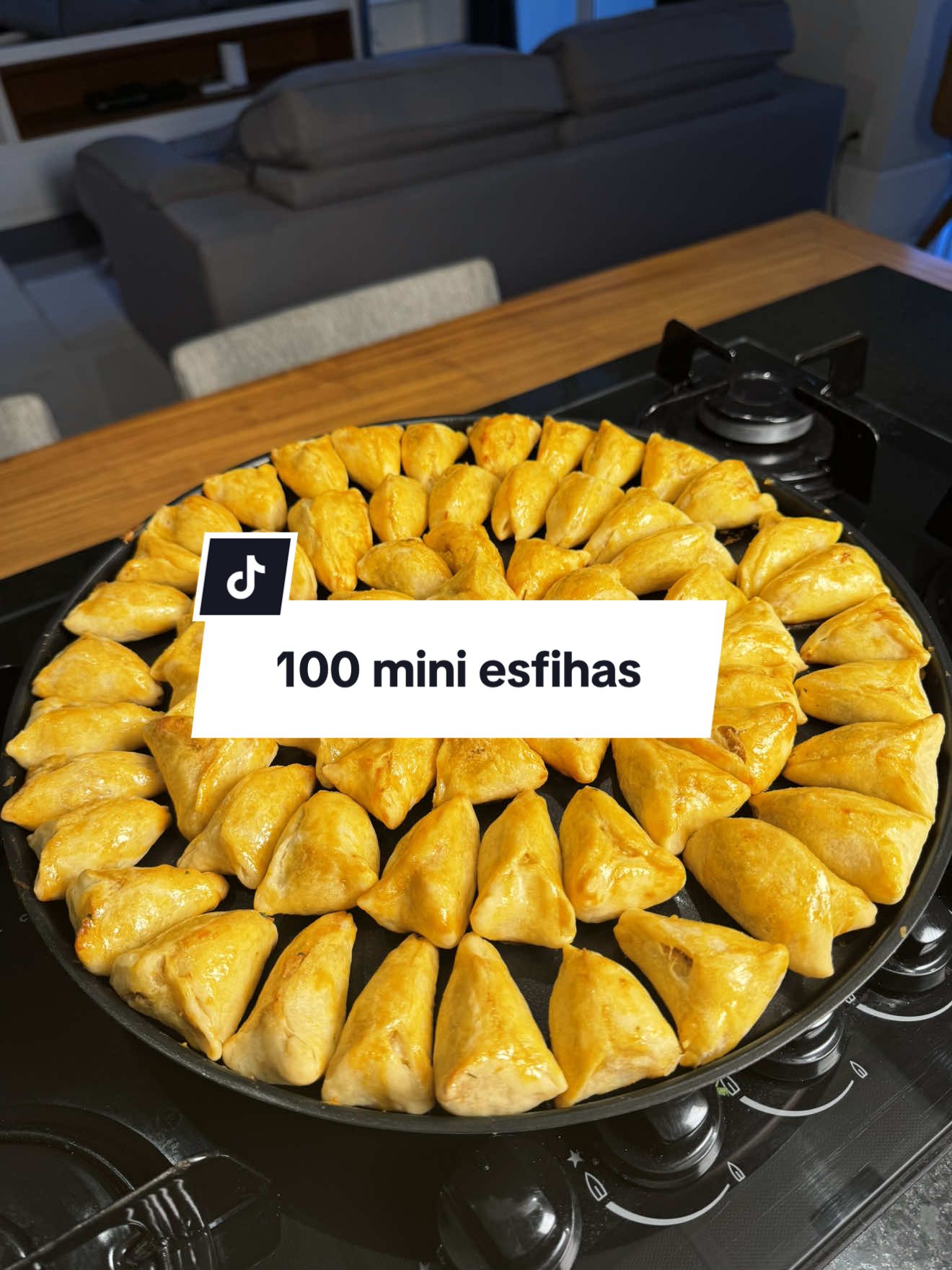 A post by @eloalmeida8 on TikTok caption: 100 mini esfihas 