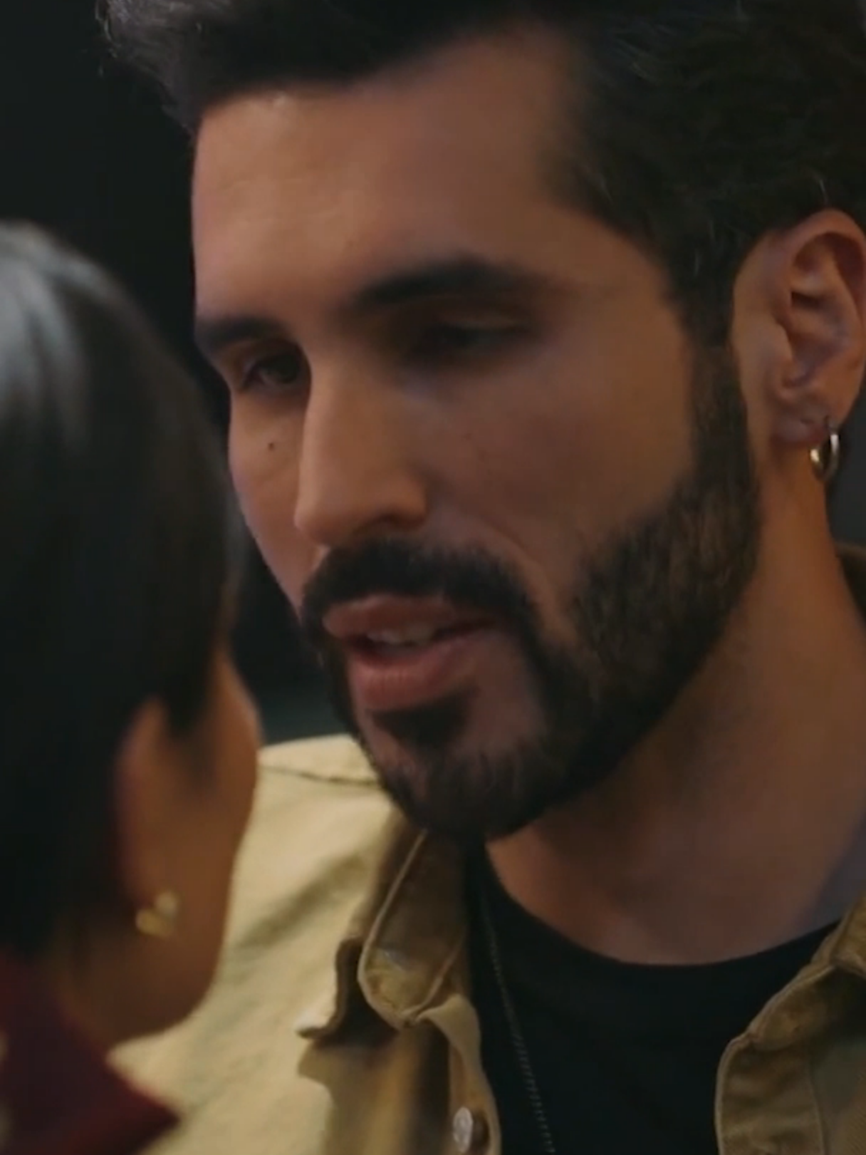 A post by @canalrcn on TikTok caption: El Coloso le pide a Rosario Guerrero que olvide sus errores del pasado y que le dé una oportunidad no solo en su vida, sino como socio del Plaza Garibaldi. #LaHijaDelMariachi 🎤