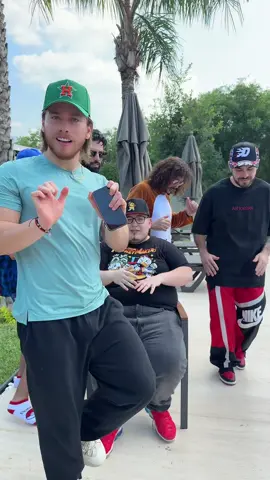 A post by @ponchodenigris on TikTok caption: #jalandofierro #laguaridadelexito #ponchodenigris #familia 