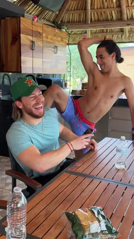A post by @ponchodenigris on TikTok caption: Llego viernes #jalandofierro #laguaridadelexito #familia #gym #vacacionesencasa #vacaciones #kevinbicolor #ponchodenigris #comediahumor 