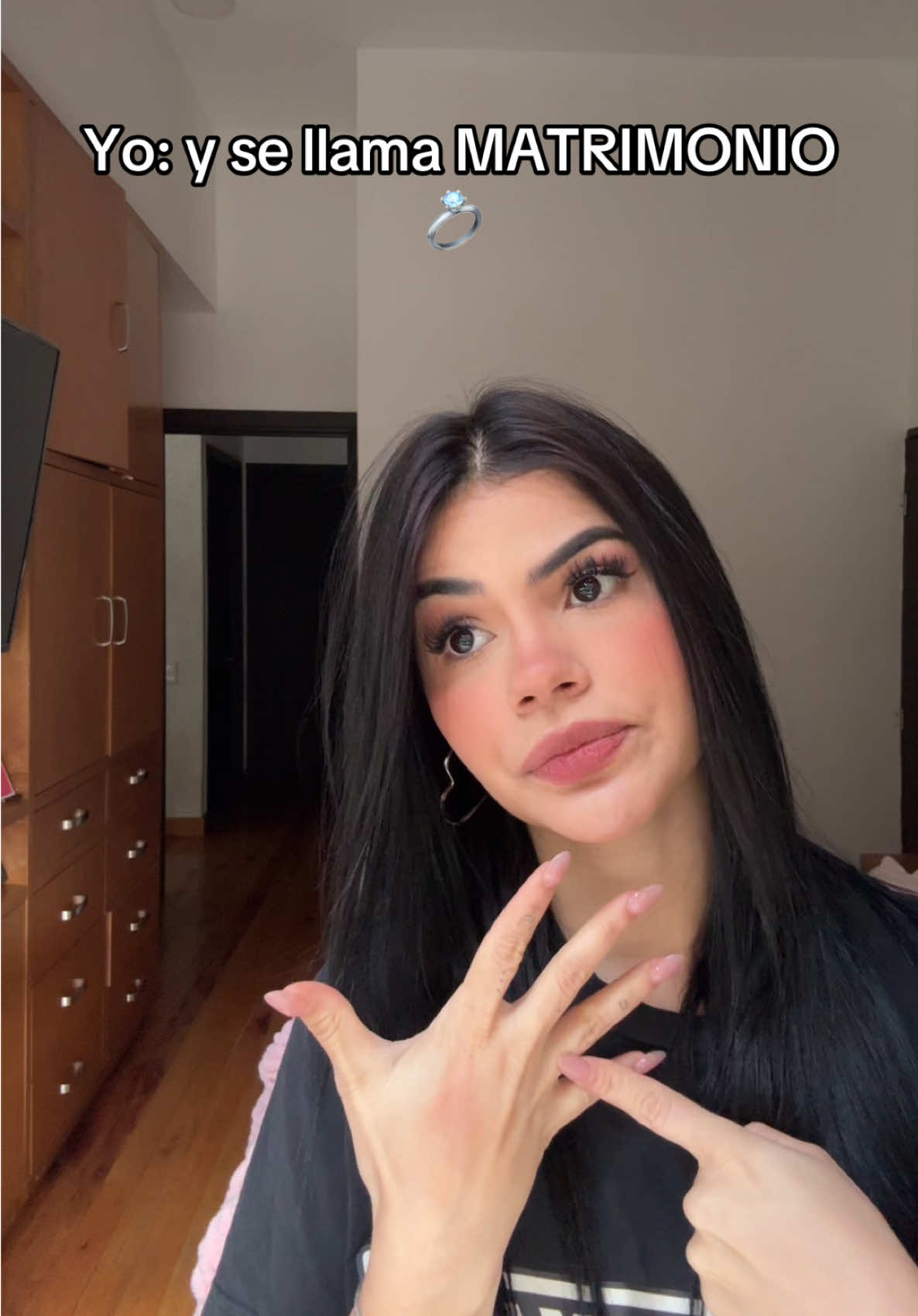 A post by @marianamiamorch on TikTok caption: El que quiera trato de esposa que me ponga el traje blanco primero 💍