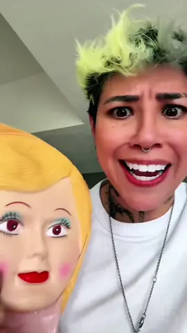 A post by @aliizquierdo_ on TikTok caption: LA MUÑECA M4LDIT4 ESÁ MUERTA!!