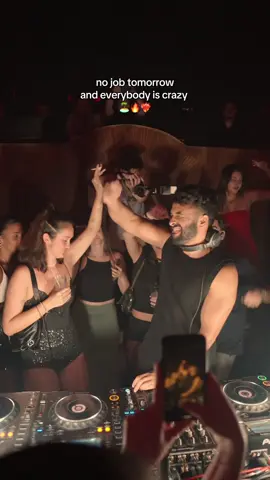 A post by @johnelleofc on TikTok caption: Johnny la gente esta muy loca … WTF! 🔥🏝️ Nights like this in Cancún… #johnelle #summervibe #djing #afrohouse #newsong #cancunlifestyle #afrotech 