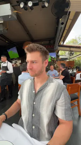 A post by @nosoychaparro on TikTok caption: Es que uno es vergonsudo 👀😂#comedia #humor #cita @andreamextli 