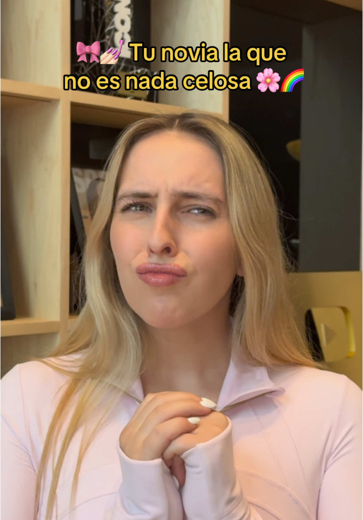 A post by @kimmigneault on TikTok caption: Etiqueta a tu novi@ 👁️👄👁️ #humor #novios #celosa #kimrixs 