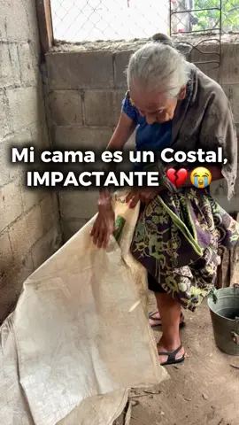 A post by @dalechapi on TikTok caption: Duerme en un costal💔 #tristeza #abuelosabandonados #videoviral 