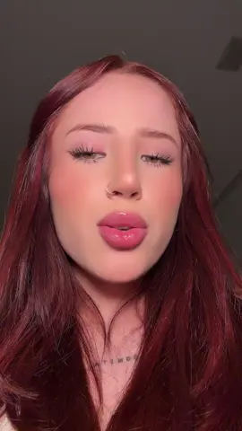 A post by @ferduranc on TikTok caption: @Tati @Carol Castro 💋💋💋