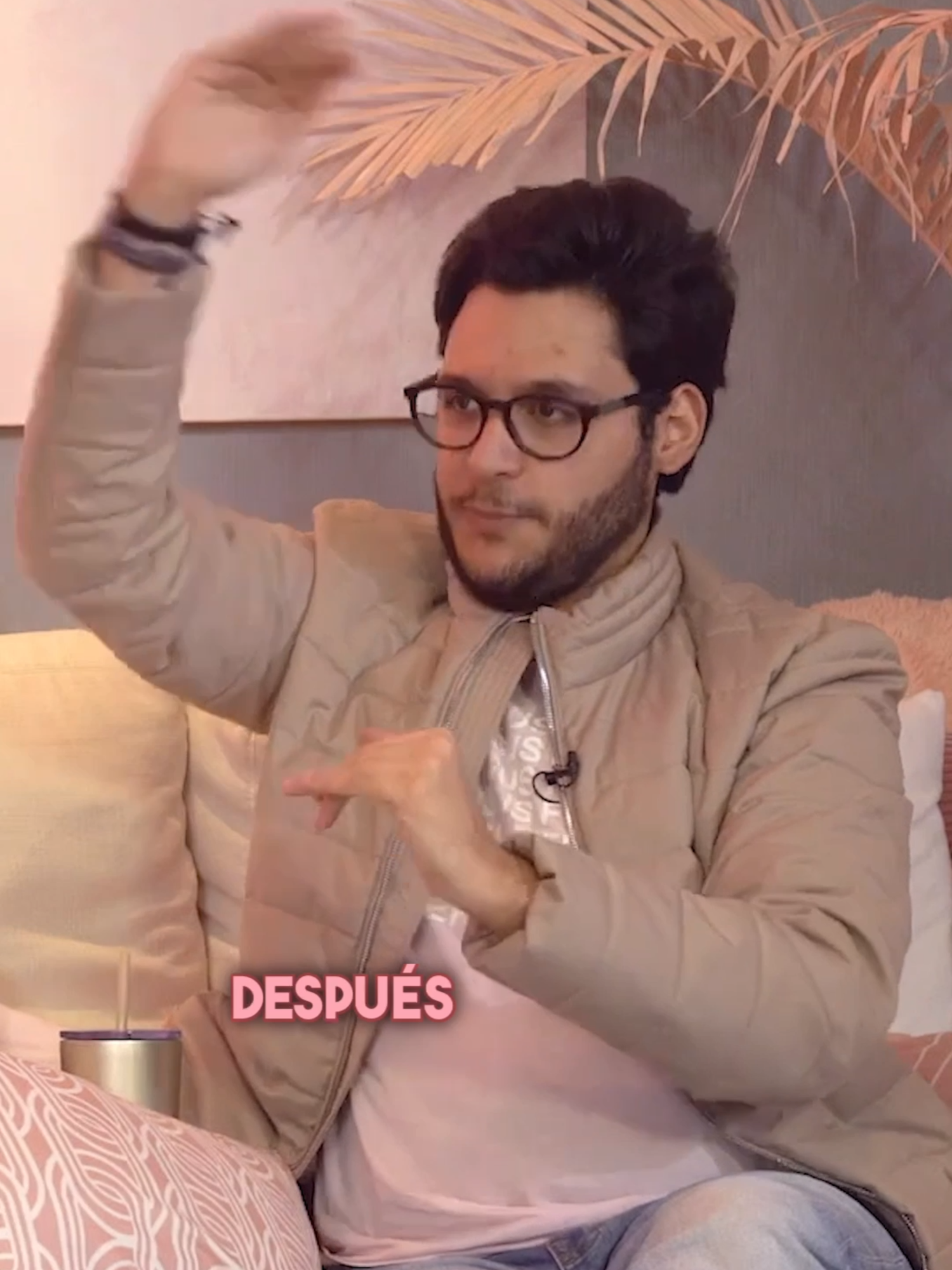 A post by @pinkypromisetv on TikTok caption: ¡Amamos las imitaciones de @pacodemiguel! 🤣 ¿Cómo le salen tan perfectas? Revívelo en el capítulo completo por YouTube: #PinkyPromise 🦄💖 #PinkyLovers #SenseiMedia #KarlaDiaz #PinkTok