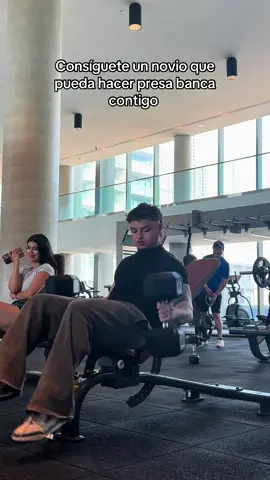 A post by @chrisrenaudd on TikTok caption: Ya no habían mancuernas más pesadas jaja gracias amor ❤️#fyp @sofy.rb 