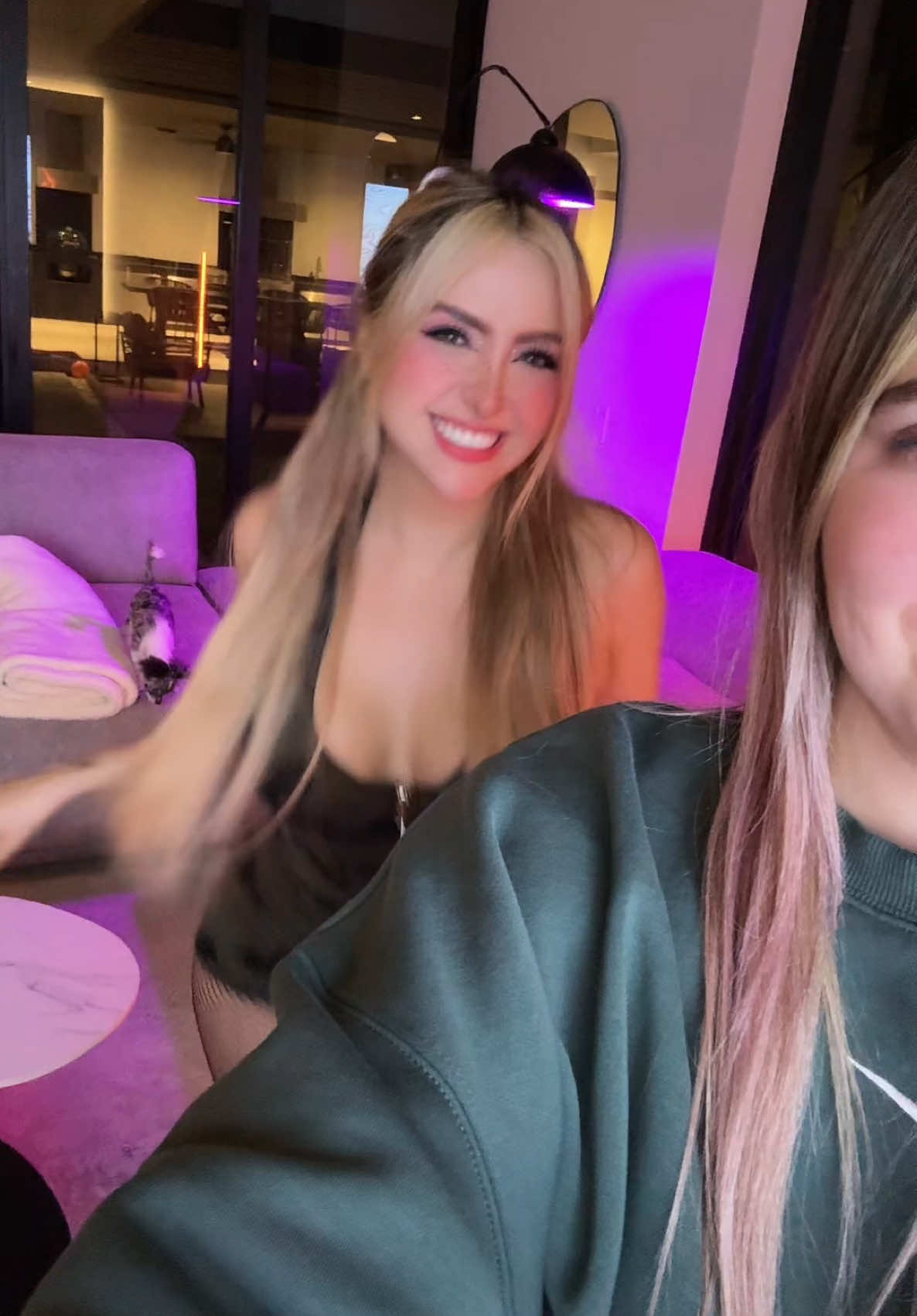 A post by @arigameplays on TikTok caption: Nadie fue obligado a hacer este trend 😂 @rivers #arigameplays #fyp 