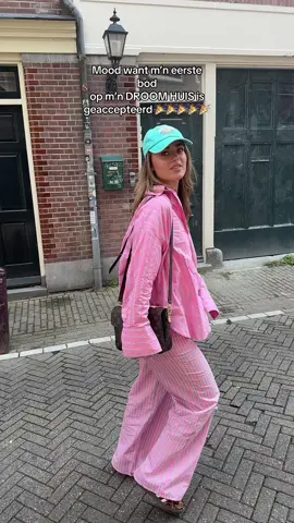A post by @guusje.willemse on TikTok caption: En ook nog eens in de stad waar ik ben geboren hehehe 😜 #amsterdam #kriskrossamsterdam #koophuis #huizenjacht Ad 