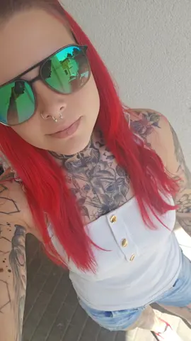 A post by @steff_fanny_dr3 on TikTok caption: #diegehirnakrobaten #farbeunterdiehaut #ostdeutschearroganz #teamcrazychaos #wirsindnichtnackt 