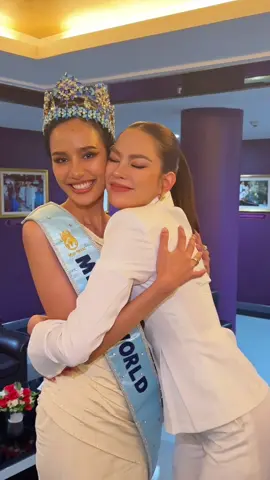 A post by @annasnga1011 on TikTok caption: 🥺🩵🫶🏻👑🤍 @suchaaata  #homecomingopalmissworld2025  #แอนนาเสือ #annathethaiger #