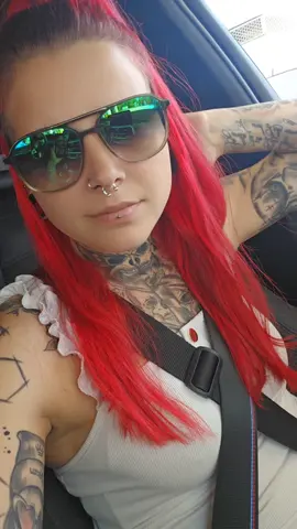 A post by @steff_fanny_dr3 on TikTok caption: #wirsindnichtnackt #teamcrazychaos #ostdeutschearroganz #farbeunterdiehaut #diegehirnakrobaten 