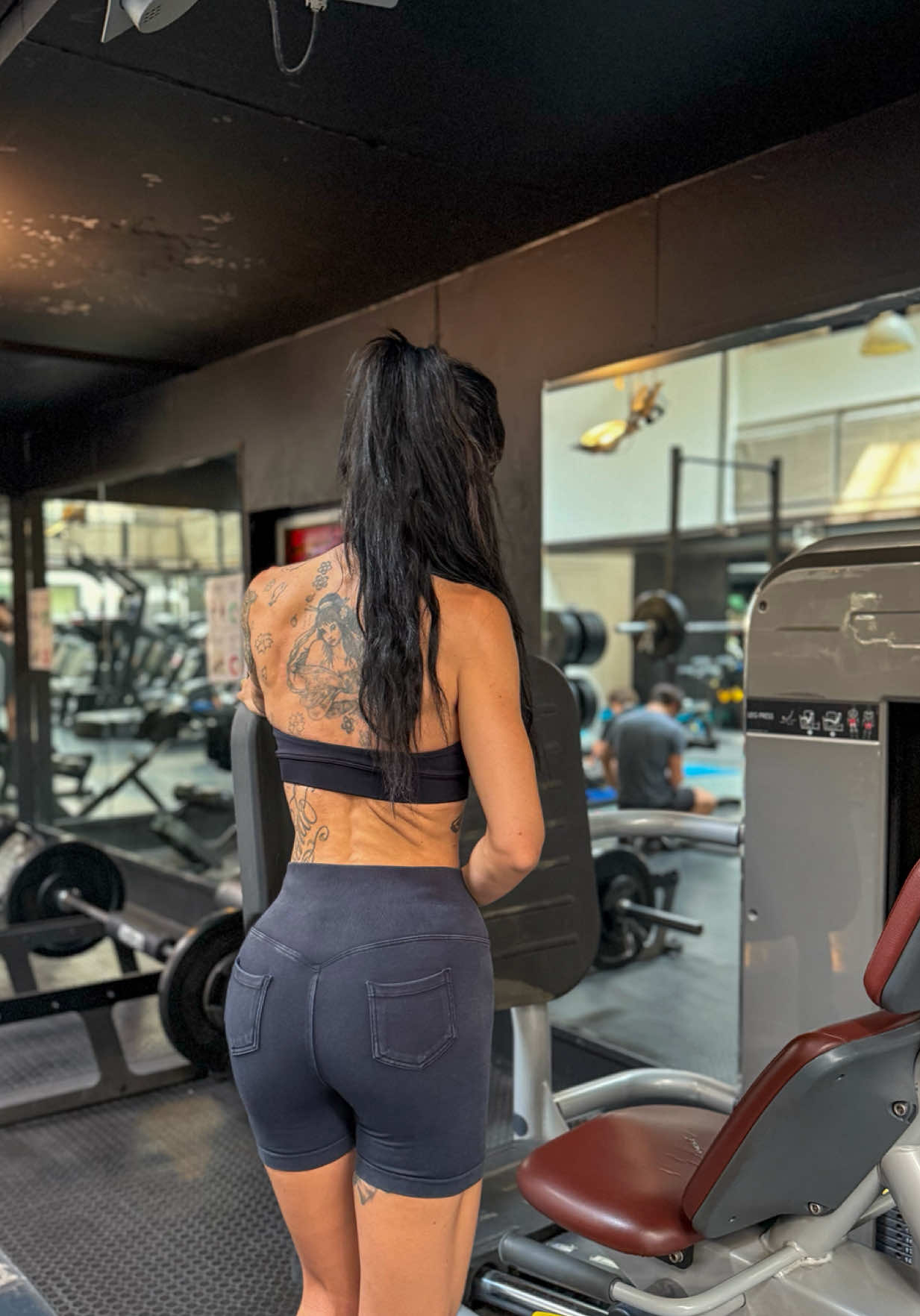 A post by @yelena_infernalfit on TikTok caption: “Quando Satana ti vuole bella e letale, l’allenamento è obbligatorio.” 👹🍑@YEOREO 