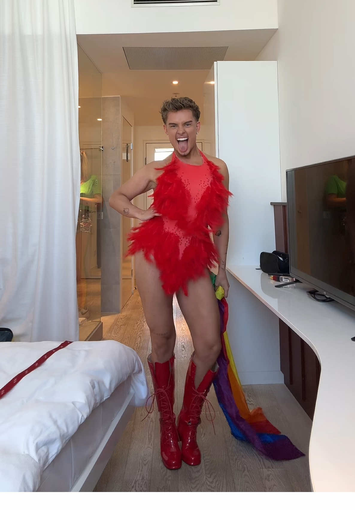 A post by @twenty4tim on TikTok caption: Liebt wen ihr wollt & lasst euch NIEMALS kleinkriegen! ❤️ Ihr habt es selbst in der Hand 🙏🏽 #csd #outfit #pridemonth #pridewien #wien 