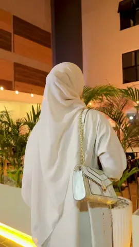 A post by @sihamiita_ on TikTok caption: "Qof walba wuxuu wataa sheeko qarsoon... mid dhaawac leh, mid murugo leh, mid xanuun ku qarsan. Waxaa laga yaabaa inaad dareento cidlo, lagaa fahmi waayo, ama aad la kulanto culeys aysan cidna garaneyn. Laakiin weli waad taagan tahay. Naf walba waxay leedahay maalmo mugdi ah - adiguna waad ka gudbi doontaa." "Murugadu maaha daciifnimo. Waa markhaati cadeynaya inaad qalbi leh tahay. Qalbigu wuu jabaa, haddana wuu bogsadaa. Noloshu mararka qaar waxay kaa qaadaa farxad si ay kuu baro qiimaha rajo."#queensihaam 