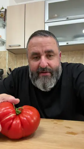 A post by @barbosuoficial on TikTok caption: Așa ceva nu găsești nicăieri în lume …roșii românești 👌 #rosiiromanesti #rosiidegradina #rosii #barbosu #retete #fyp 