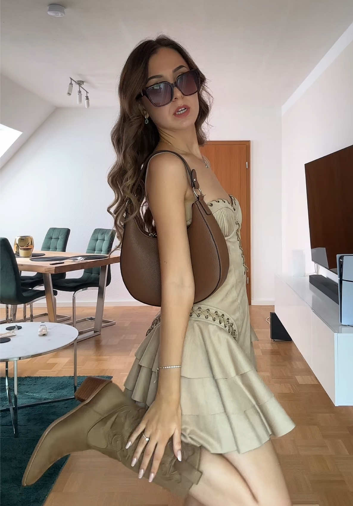 A post by @typischkassii on TikTok caption: +30 Grad & Festival 🤠