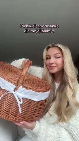 A post by @ on TikTok caption: Zabrałam Mamę na piknik! 🧺🌸  A Wy? Podzieliliście się już Coca-Cola z bliskimi? 🥰 [reklama]  #CocaCola #ShareaCoke 