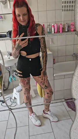 A post by @steff_fanny_dr3 on TikTok caption: #diegehirnakrobaten #farbeunterdiehaut #ostdeutschearroganz #teamcrazychaos #wirsindnichtnackt 