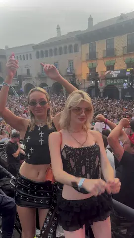 A post by @melinacelinec on TikTok caption: Solid grooves Barcelona 🤪