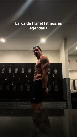 A post by @buenosdiasdiaz on TikTok caption: Comiendo arroz y pan 🥖 🍚 #planetfitness #gymtok #fitness 