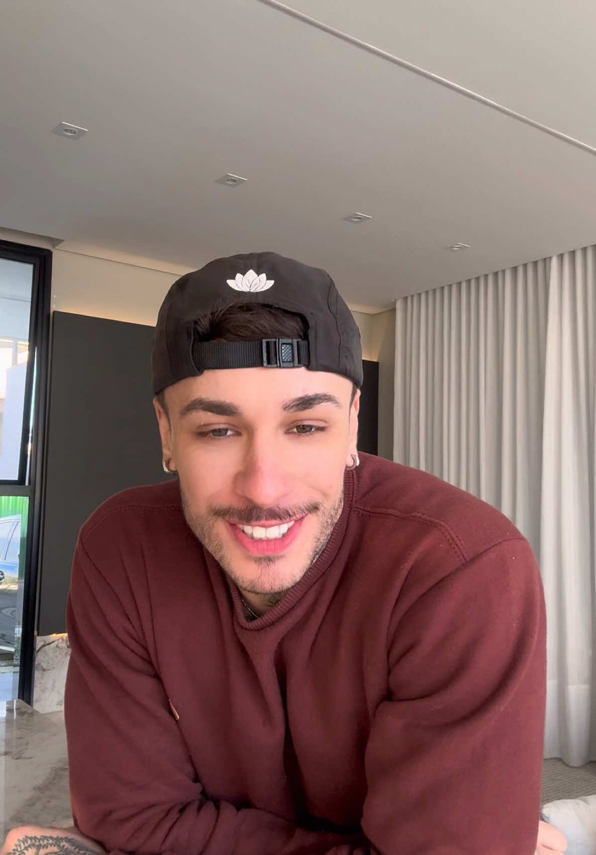 A post by @ibrunoguilherme on TikTok caption: Não sei se coloco mesa de centro 🤷🏻‍♂️