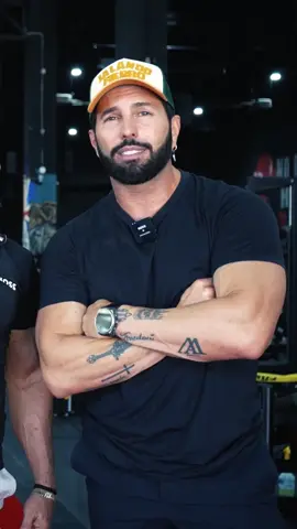 A post by @ponchodenigris on TikTok caption: #jalandofierro #esposas #gym 