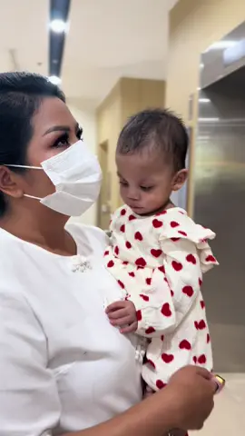 A post by @khinehninwai19 on TikTok caption: မွေးရာပါ နှလုံးသွေးကြောမပိတ်ခြင်း ကြောင့် နောက် အပတ် ထဲ ခွဲစိတ်ကုသပေးဖြစ်မဲ့ သမီးလေး “ခိုင်ကလျာမေ” 💚💙