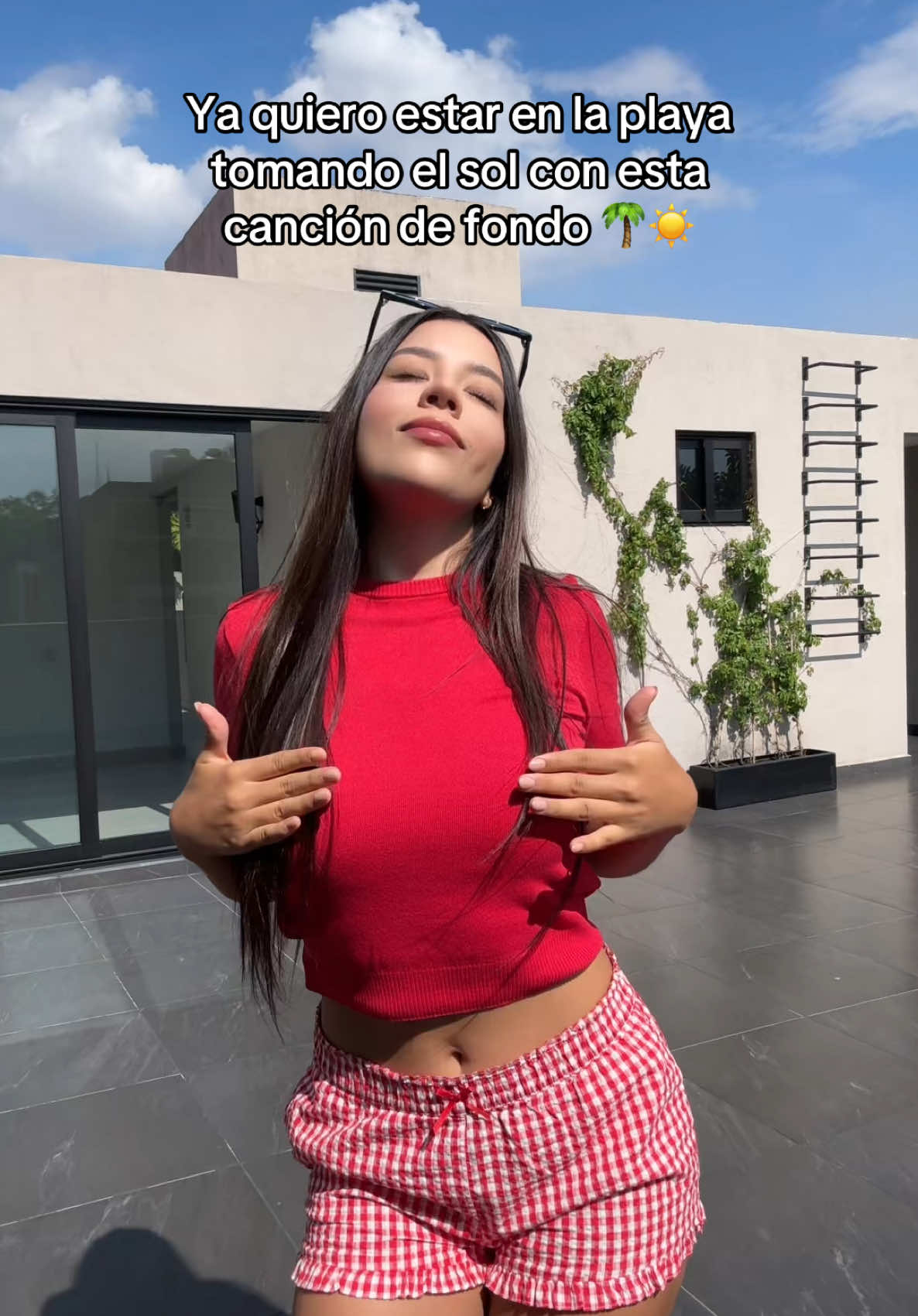 A post by @surysadai on TikTok caption: Amo los días soleados ☀️😍❤️ (INSTA: SURYSADAIOF) #trend #dance #outfit 
